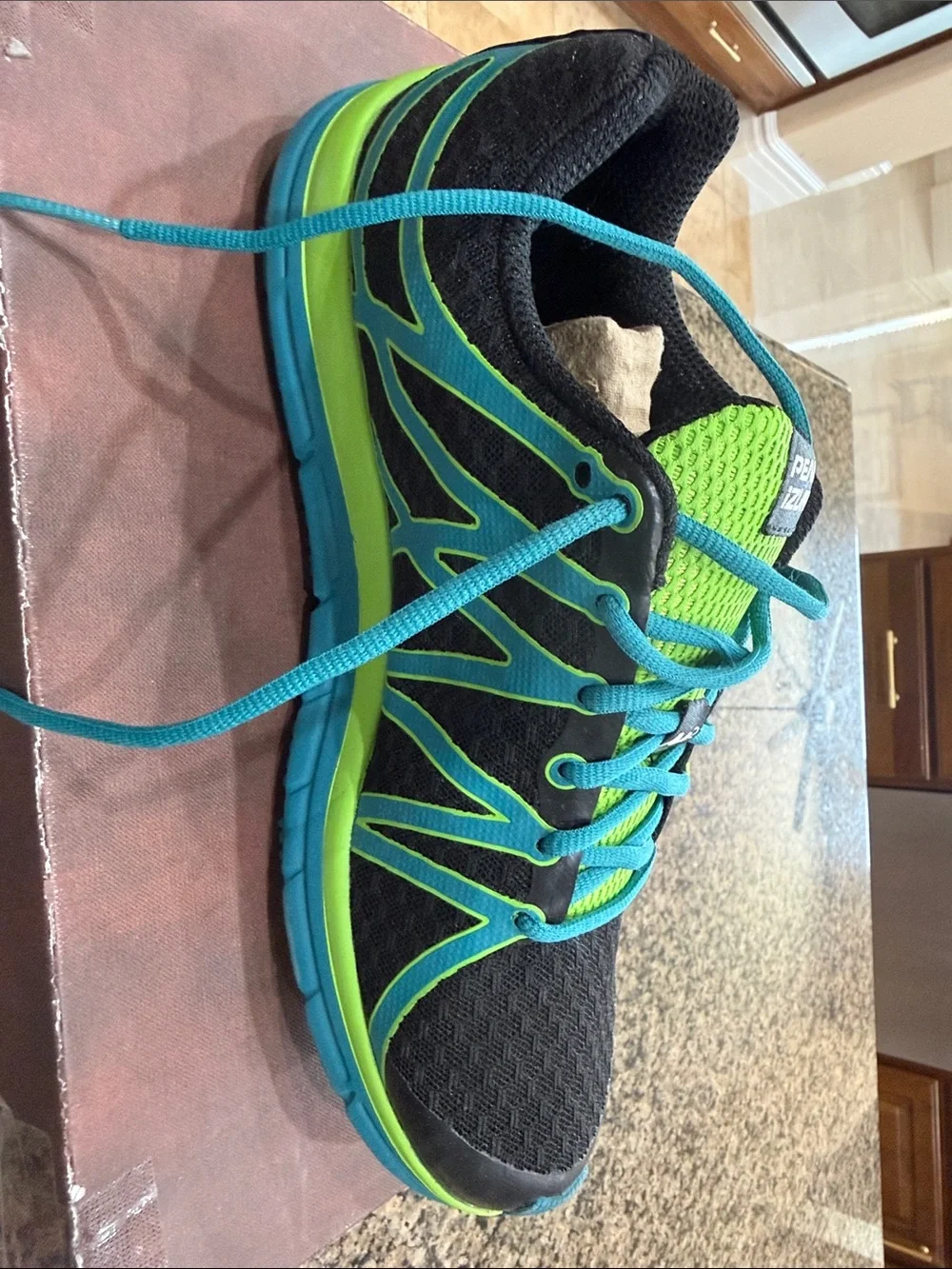 Pearl Izumi Black, Green & Blue men ' Running Sneaker size 10
